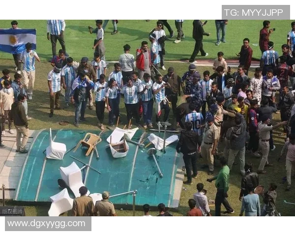 梅西“短暂”现身,印度球迷“燃爆”加尔各答!一场足球的爱与“怒火” 梅西“短暂”现身,印度球迷“燃爆”加尔各答!一场足球的爱与“怒火”